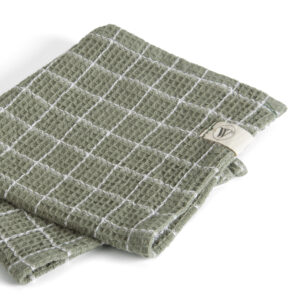 Drie opgevouwen Walra Dry with Cubes-keukendoeken in legergroen met een wit ruitpatroon en kleine stoffen labels aan de randen.