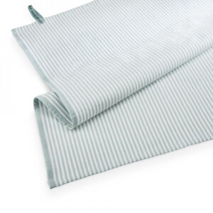De Walra-theedoek Superior Dry Cloth Jade heeft lichtblauwe en witte strepen, is netjes opgevouwen en is in de hoek voorzien van een klein stoffen label.