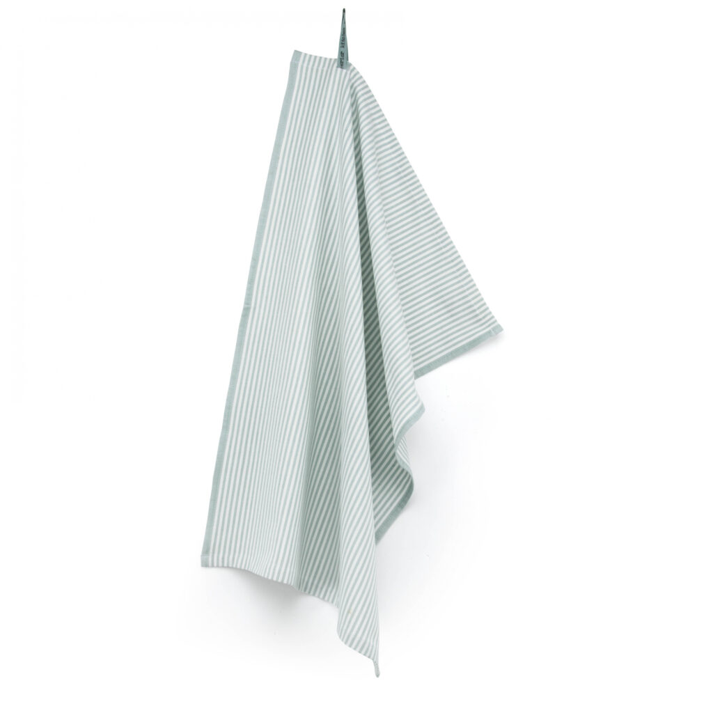 De Walra Theedoek Superior Dry Cloth Jade met lichtblauwe en witte strepen hangt elegant aan een haak.
