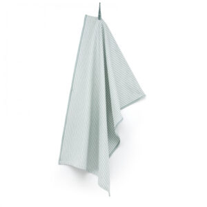 De Walra Theedoek Superior Dry Cloth Jade met lichtblauwe en witte strepen hangt elegant aan een haak.