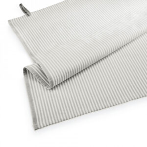 De Walra Theedoek Superior Dry Cloth Taupe is een gevouwen theedoek met lichtgrijze en witte strepen en een klein stoffen label in de hoek.