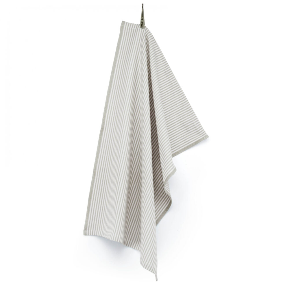 De Walra theedoek Superior Dry Cloth Taupe met dunne verticale beige en witte strepen hangt sierlijk gedrapeerd aan een haak.