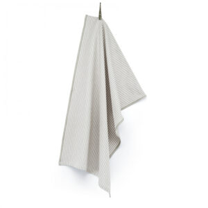 De Walra theedoek Superior Dry Cloth Taupe met dunne verticale beige en witte strepen hangt sierlijk gedrapeerd aan een haak.