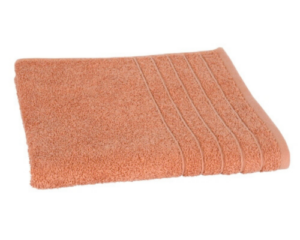 De Clarysse-handdoek Malmo Sienna in zacht perzikkleur is opgevouwen en heeft aan één kant een patroon met vijf gestikte lijnen.