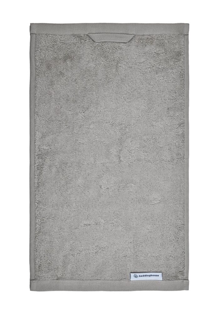 Deze rechthoekige, lichtgrijze badmat heeft een zachte, volle structuur en is voorzien van een Beddinghouse Care-label met een handig stoffen lusje. Past mooi bij de Beddinghouse Care Gastendoek Antraciet Set van drie.