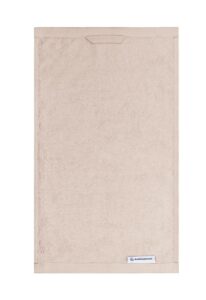 Deze beige rechthoekige handdoek uit de Beddinghouse Care Gastendoek Beige-set heeft een gestikte rand en een wit Beddinghouse-label in de hoek.
