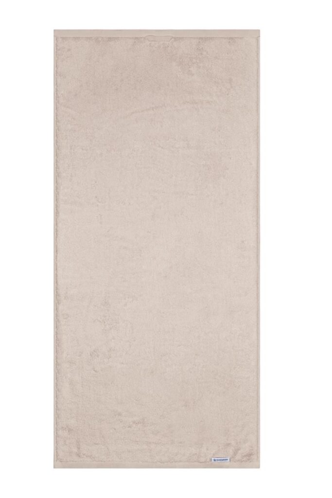 Het Beddinghouse Care-badlaken in beige is gemaakt van een zachte beige stof met netjes gestikte randen en een klein wit label in de hoek.