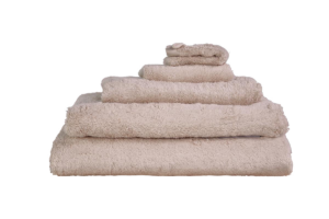 Een zorgvuldig opgestapelde set Beddinghouse Care-badhanddoeken in beige ligt op volgorde van groot naar klein.