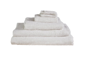 Een set van vier witte handdoeken, met de Beddinghouse Care Washand Wit Set van drie, netjes opgestapeld van groot naar klein.