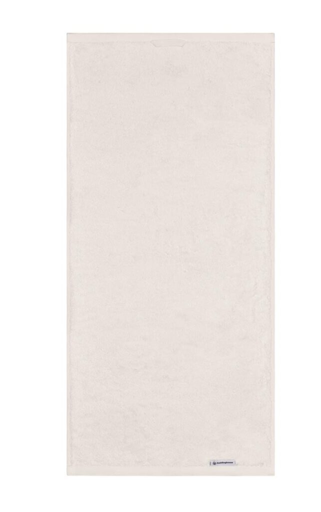 Deze eenvoudige, rechthoekige witte handdoek uit de Beddinghouse Care Handdoek Ecru-set heeft een klein stoffen label aan de rand.
