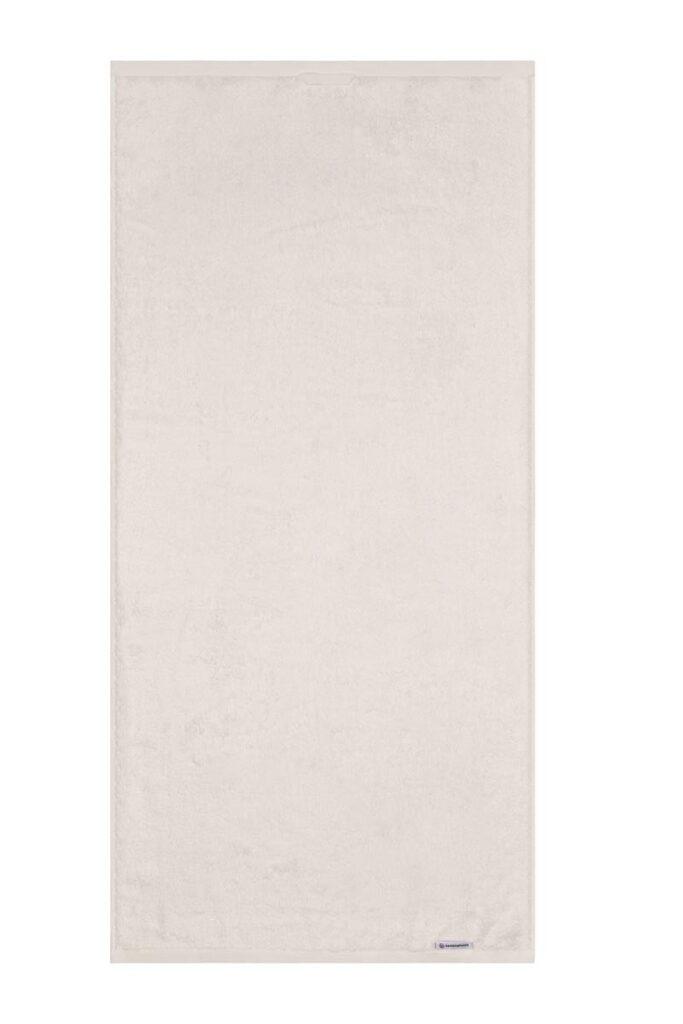 Het Beddinghouse Care-badlaken in ecru is een rechthoekige handdoek met een klein stoffen label aan de rand en wordt plat neergelegd.