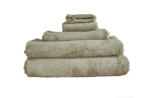 Een stapel van vier beige handdoeken in verschillende maten, netjes opgevouwen, wordt mooi aangevuld door de Beddinghouse Care Washand Groen-set van drie.