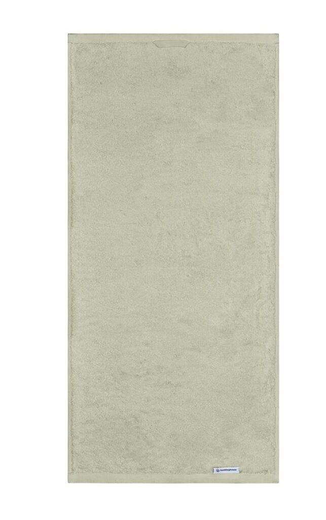 Een beige, rechthoekige badhanddoek met een klein stoffen label heeft een zachte, volle textuur en past perfect bij de Beddinghouse Care Handdoek Groen-set van drie.