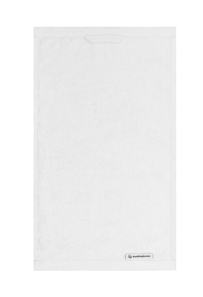 Drie witte rechthoekige Beddinghouse Care-handdoeken voor gasten, met een lus aan de bovenkant en een zwart-wit merklogo aan de onderkant.
