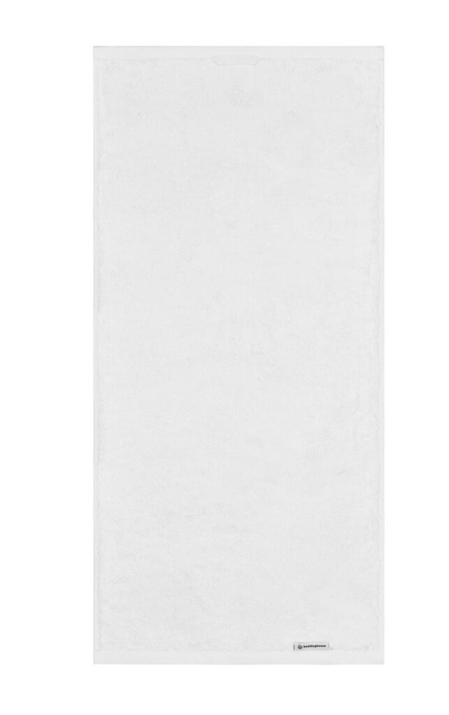 De Beddinghouse Care Handdoek Wit-set bestaat uit drie stuks die plat liggen, elk met een subtiel label aan de rand.