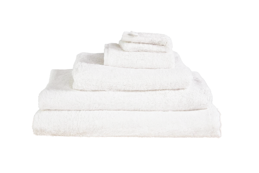 Een stapel witte handdoeken, met bovenaan de kleinste en onderaan de grootste, waaronder het Beddinghouse Care Badlaken Wit.
