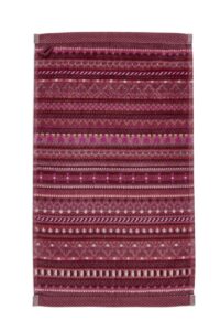 Dit rechthoekige servet is uitgevoerd in rode, bordeauxrode en roze tinten met geometrische patronen, geïnspireerd op de Pip Studio Geometric Gastendoek Donkerroze set van drie stuks, en heeft mooi afgewerkte randen.