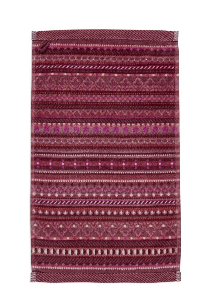 Dit rechthoekige servet is uitgevoerd in rode, bordeauxrode en roze tinten met geometrische patronen, geïnspireerd op de Pip Studio Geometric Gastendoek Donkerroze set van drie stuks, en heeft mooi afgewerkte randen.