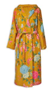 De Pip Studio Good Evening-badjas Geel XL is een lange gele badjas met capuchon, blauwe, roze en groene bloemen en een ceintuur.