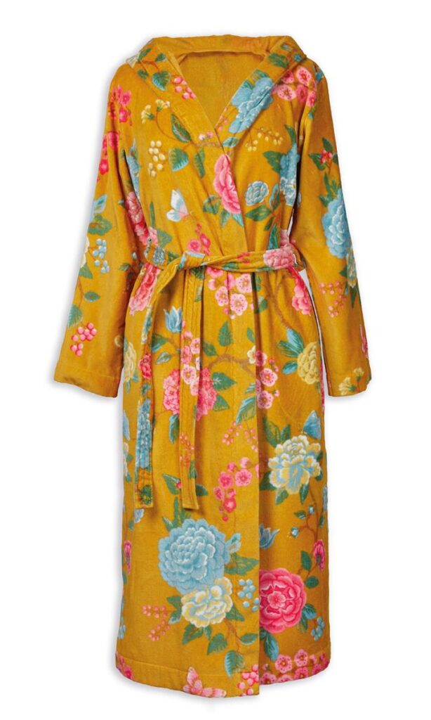 De Pip Studio Good Evening-badjas Geel XL is een lange gele badjas met capuchon, blauwe, roze en groene bloemen en een ceintuur.