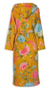 De Pip Studio Good Evening-badjas Geel XL is een lange gele badjas met capuchon en een bloemenprint in roze, blauw en groen, hier gezien van achteren met bijpassende ceintuur.