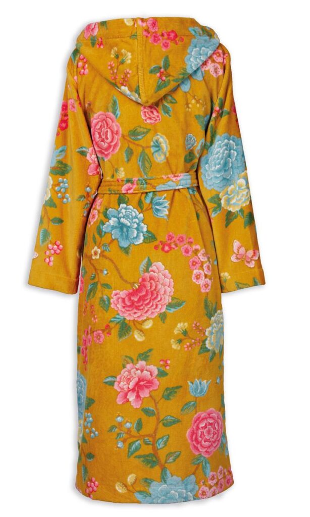 De Pip Studio Good Evening-badjas Geel XL is een lange gele badjas met capuchon en een bloemenprint in roze, blauw en groen, hier gezien van achteren met bijpassende ceintuur.
