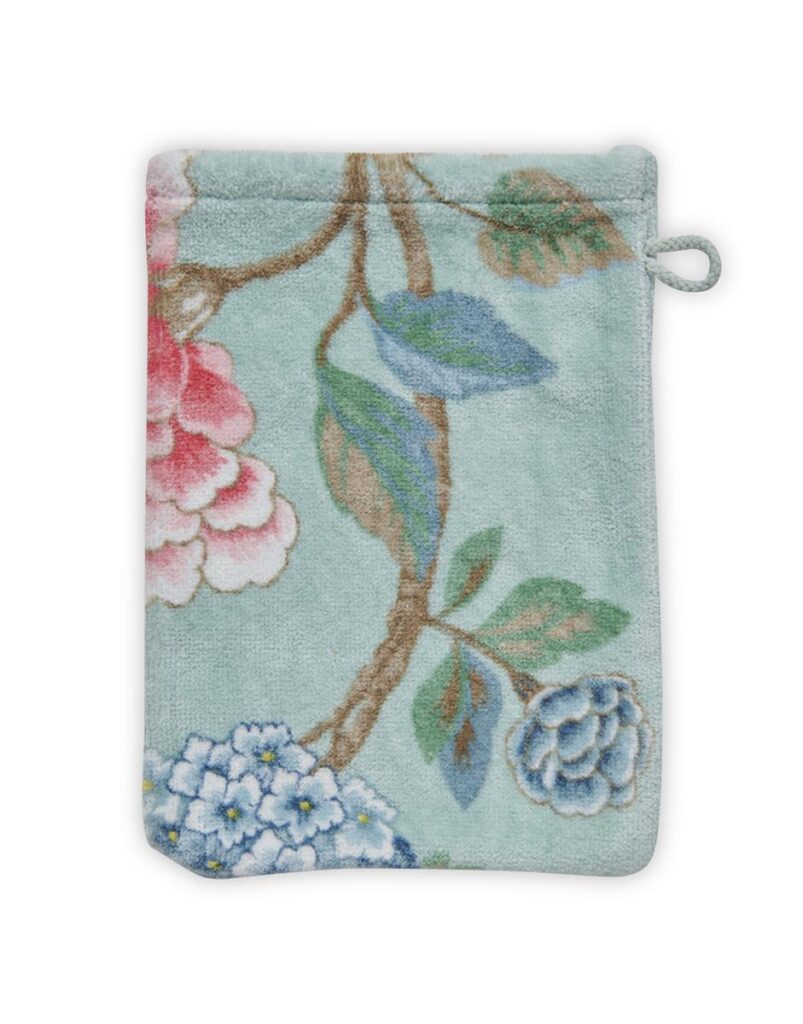 De Pip Studio Good Evening Washand Blauw-set bestaat uit zachte, lichtblauwe washandjes met bloemenprint en een handig ophanglusje.