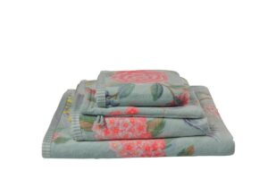 De Pip Studio Good Evening-washandjes in blauw bestaan uit drie washandjes met een zachte groene achtergrond en roze en koraalkleurige bloemen met groene blaadjes.