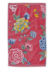 De Pip Studio Good Evening-set met gastendoekjes in koraalrood bestaat uit rode gastendoekjes met bloemen, groene bladeren en een blauwe vlinder.