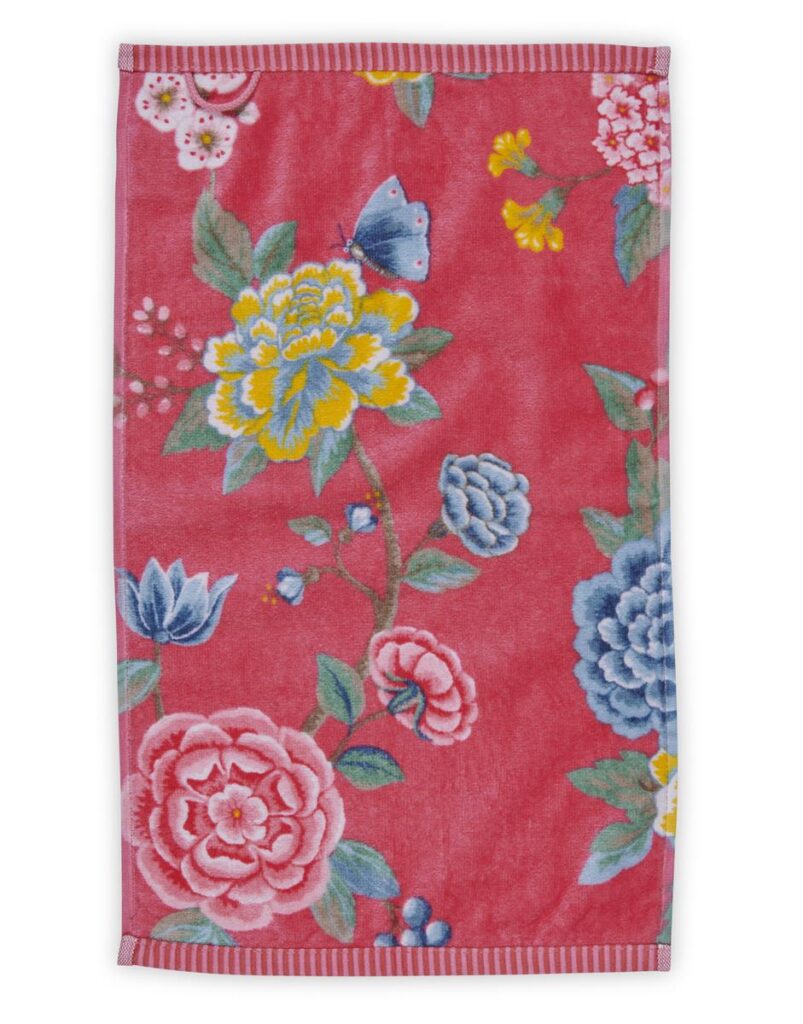 De Pip Studio Good Evening-set met gastendoekjes in koraalrood bestaat uit rode gastendoekjes met bloemen, groene bladeren en een blauwe vlinder.