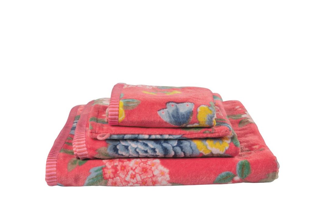 Drie opgevouwen roze Pip Studio Good Evening-gastendoeken in koraalrood met bloemen en vlinders liggen op elkaar.