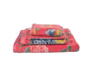 Drie opgevouwen roze Pip Studio Good Evening-gastendoeken in koraalrood met bloemen en vlinders liggen op elkaar.