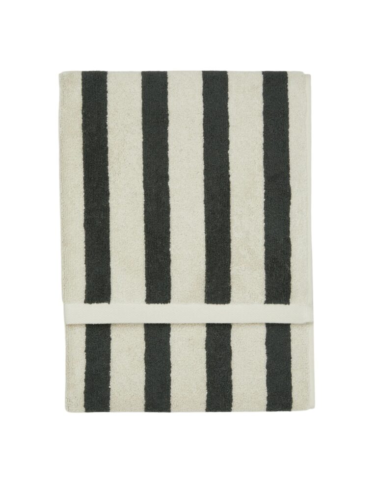 De Marc O'Polo Heritage Gastendoek Antraciet is een netjes opgevouwen handdoek met verticale zwarte en witte strepen.