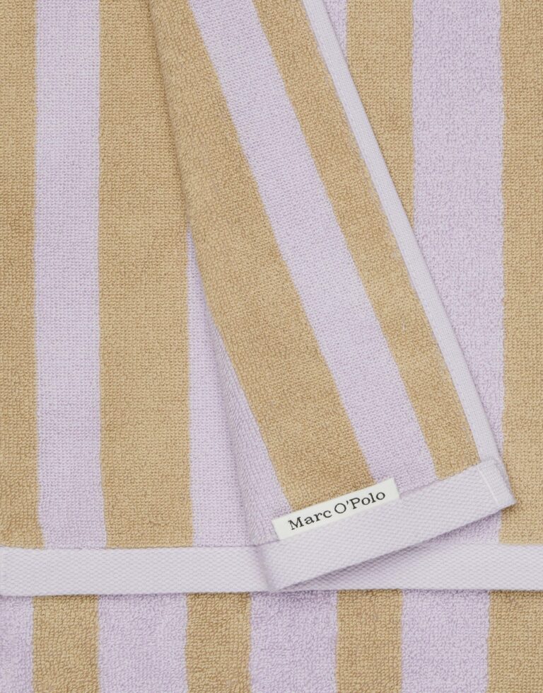 De Marc O'Polo Heritage-servet in lila heeft brede verticale strepen in lichtbruin en lavendelblauw en een wit merklabel aan de rand.