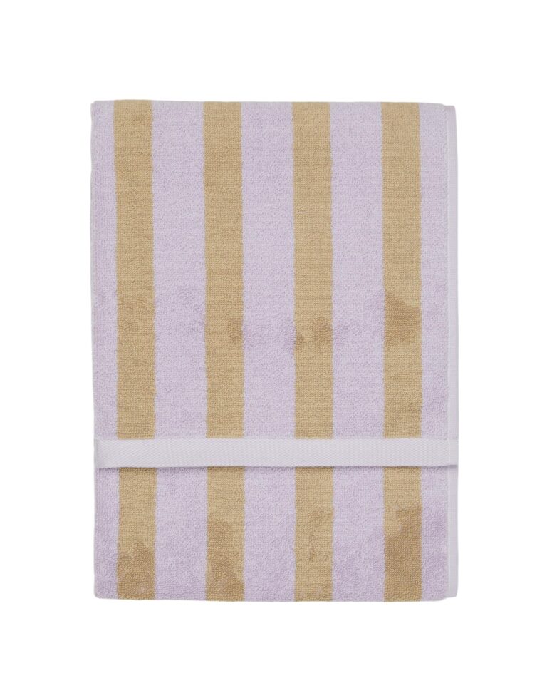 De Marc O'Polo Heritage gastendoek in lila is netjes opgevouwen en heeft verticale beige en witte strepen in een mooi patroon.