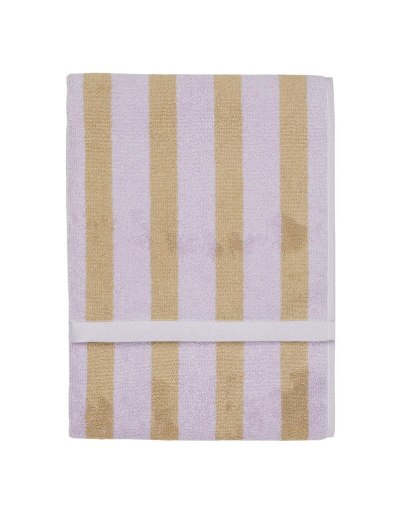 De Marc O'Polo Heritage gastendoek in lila is netjes opgevouwen en heeft verticale beige en witte strepen in een mooi patroon.