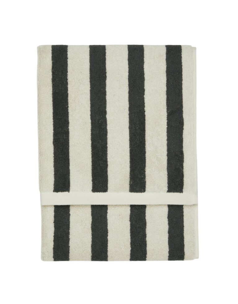 De Marc O'Polo Heritage-handdoek in antraciet is een opgevouwen handdoek met verticale zwarte en witte strepen die mooi opgevouwen ligt.