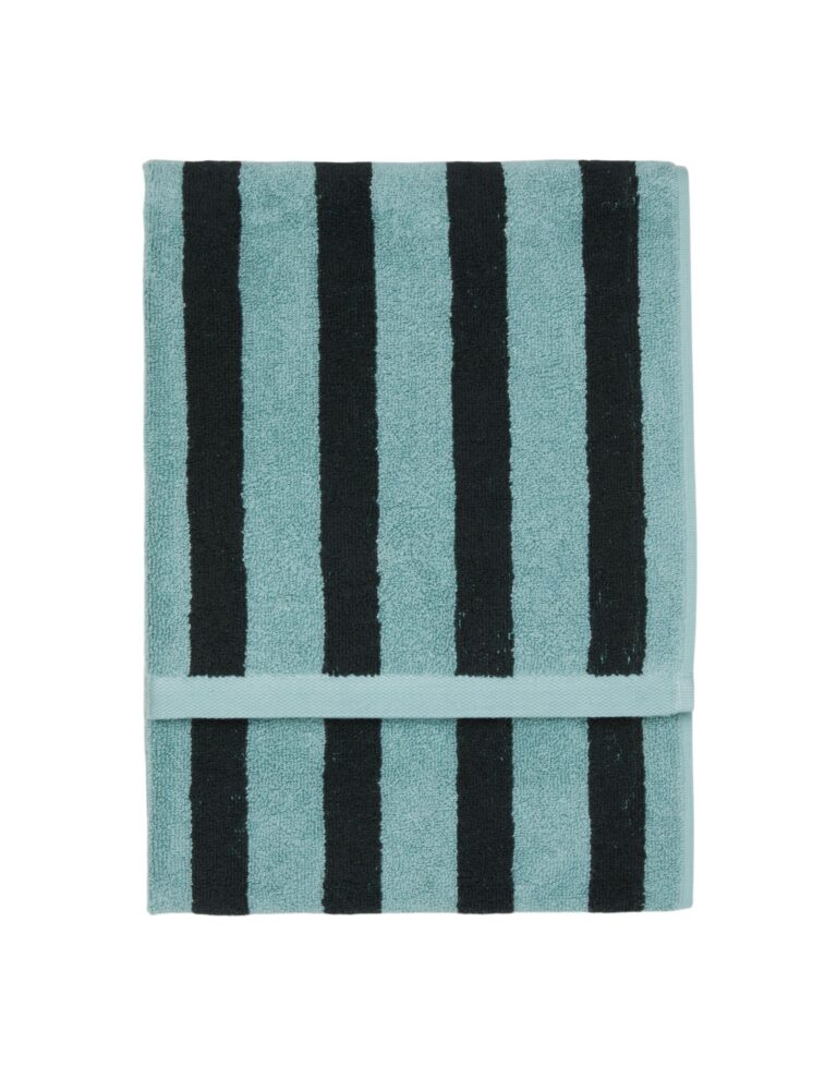 De Marc O'Polo Heritage-handdoek Aquamarine is een netjes opgevouwen handdoek in de kleur blauwgroen met verticale zwarte strepen.