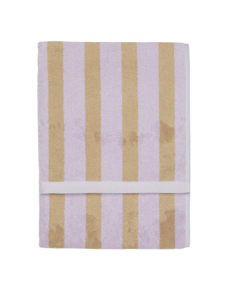 De Marc O'Polo Heritage-handdoek Lila is een opgevouwen handdoek met verticale beige en lichtpaarse strepen en een witte rand aan de onderkant.