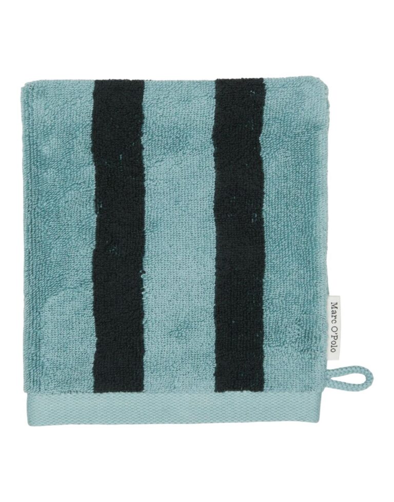 De Marc O'Polo Heritage Washand Aquamarine is een blauwgroene washand met twee zwarte strepen, een ophanglus en een subtiel merklabel.