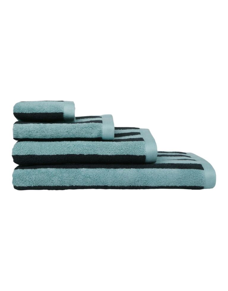 Een keurig stapeltje Marc O'Polo Heritage Washand Aquamarine-handdoeken in blauw met zwarte strepen, oplopend in grootte.