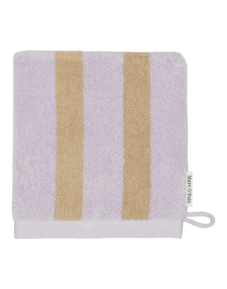 Deze Marc O'Polo Heritage-washand in de kleur Lila is een lichtpaarse washand met twee beige strepen, een stoffen lusje en een label.