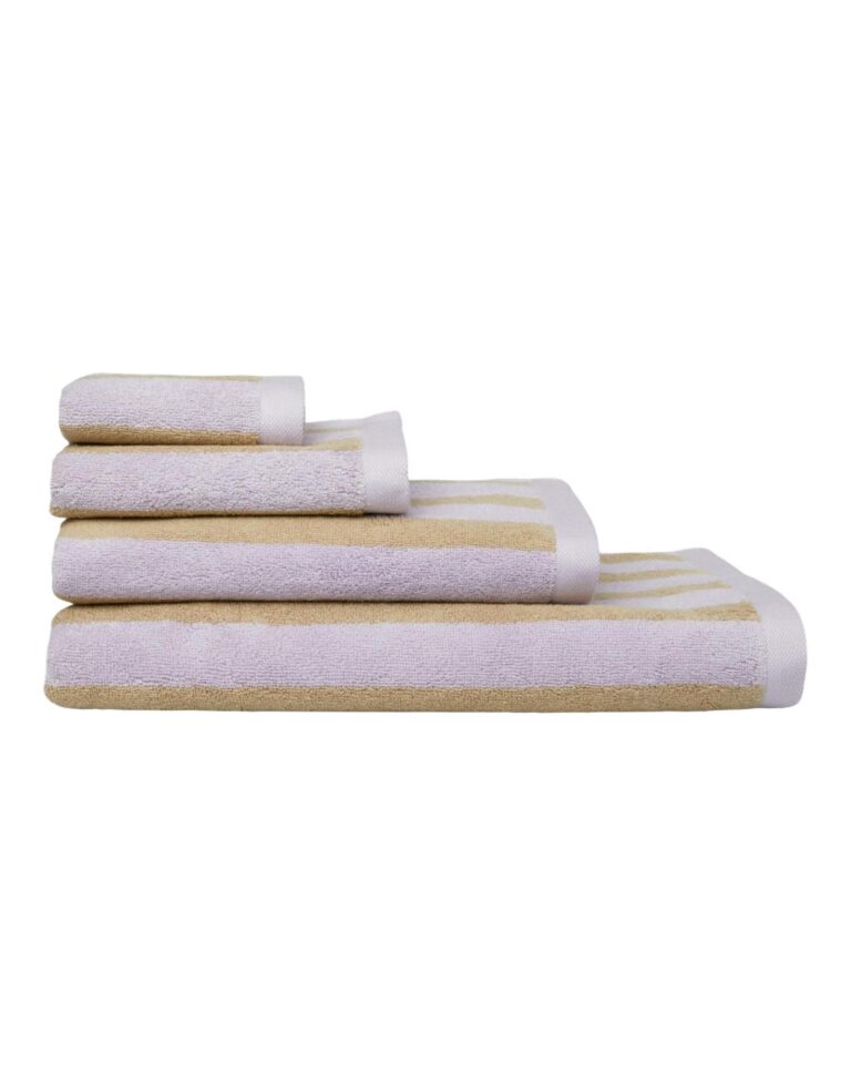 Er liggen vier Marc O'Polo Heritage Washand Lila-handdoeken op elkaar gestapeld, de ene iets kleiner dan de andere, beige met een witte rand.