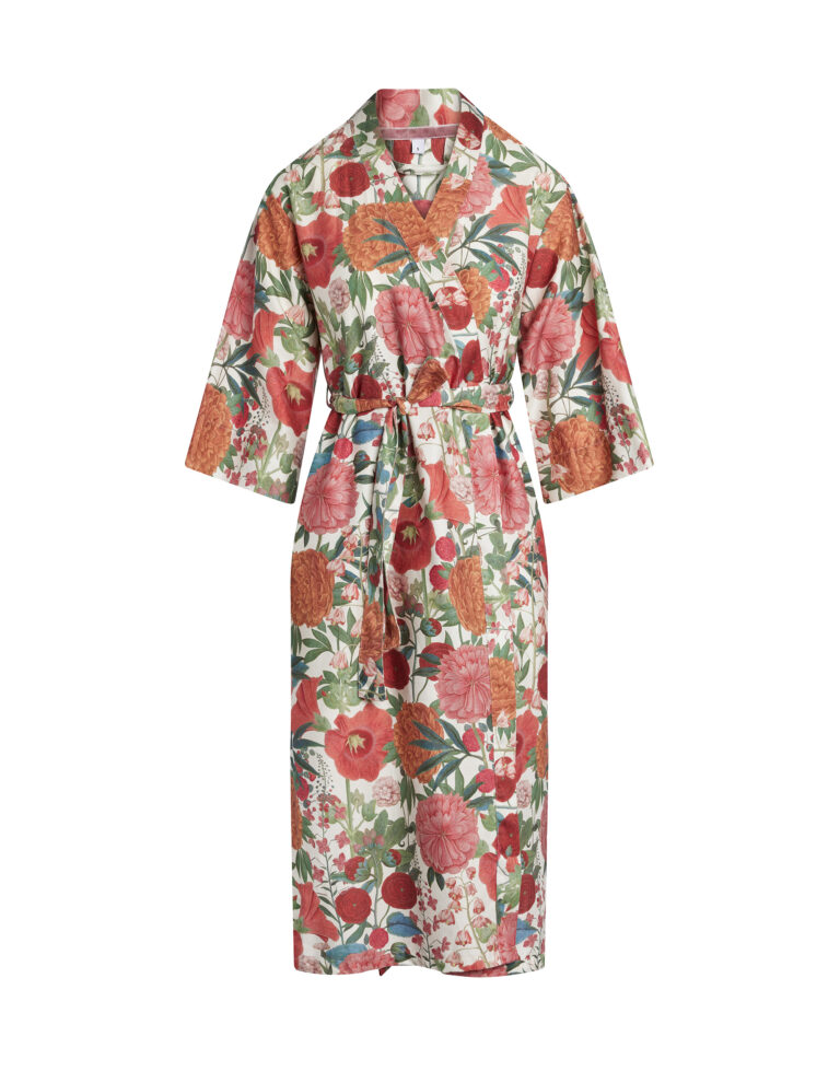 De Essenza Ilona Florentien Kimono in Lobster Pink valt tot op de knie, heeft driekwartmouwen en een opvallende bloemenprint.