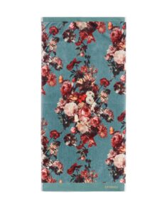 De Essenza Karli gastendoek in rifgroen is een rechthoekige handdoek in blauwgroen met kleurrijke bloemen, oranje vlinders en een gouden logo.