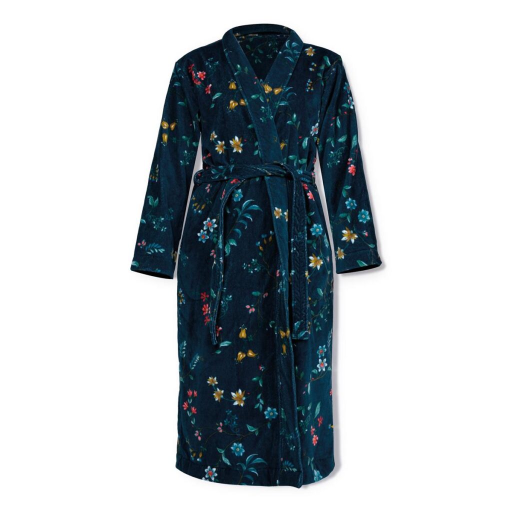 De Pip Studio Les Fleurs badjas donkerblauw L is een lange donkerblauwe badjas met een kleurrijke bloemenprint, lange mouwen en een ceintuur.