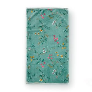 De opgevouwen blauwgroene Pip Studio Les Fleurs-handdoek heeft een bloemenpatroon met takjes en roze, gele en witte bloemen.