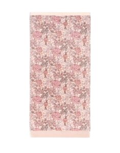 De Essenza Ophelia Gastendoek Darling Pink heeft een dicht roze en bruin bloemenpatroon en zachte lichtroze randen.