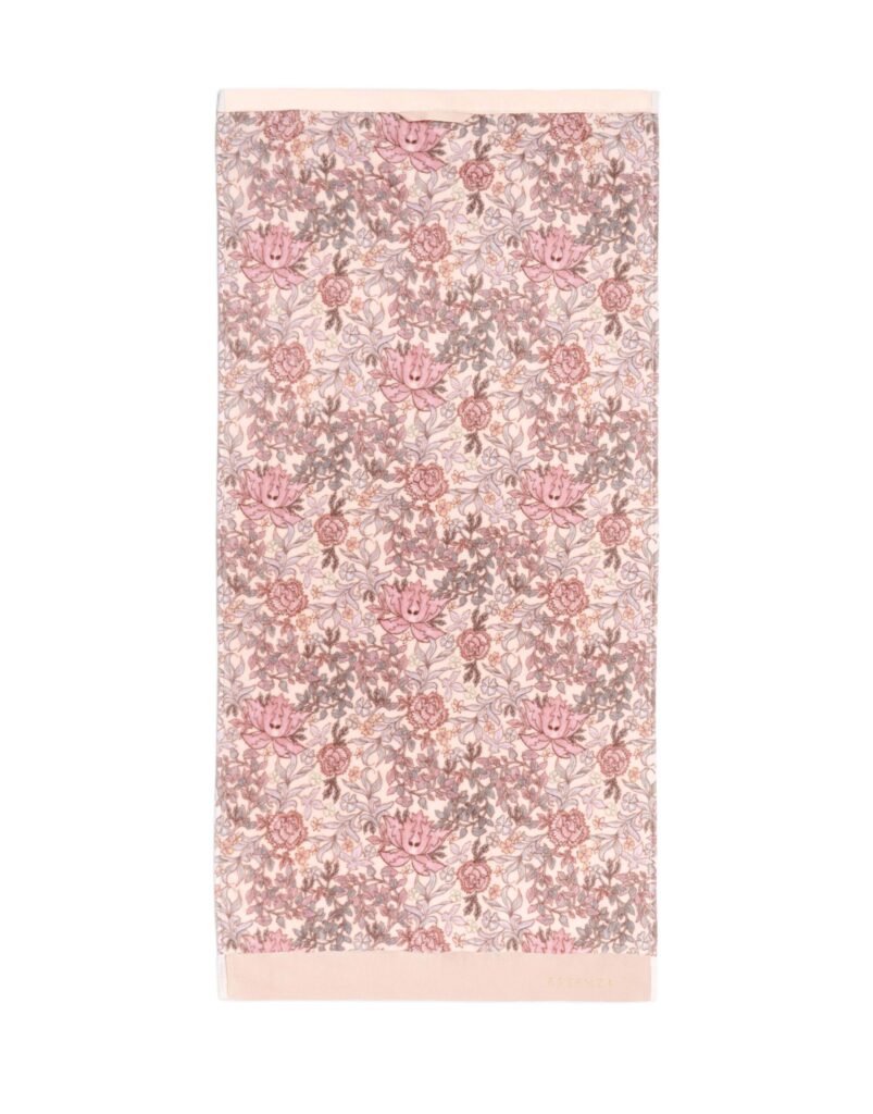 De Essenza Ophelia-handdoek Darling Pink heeft een rechthoekige vorm met roze en bruine bloemen, sierlijke rozen en lichtroze randen.