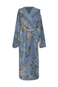 De Pip Studio Secret Garden badjas Blauw XS is een comfortabele blauwe badjas met capuchon, bloemenprint, lange mouwen en ceintuur.